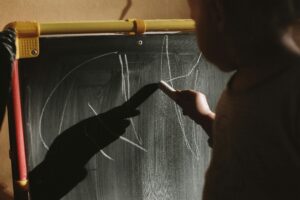 Jak ve škole otevřít téma dětství bez mobilu? Pomohla spolupráce se školou